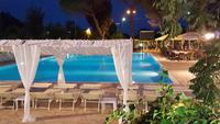 Hotelpool am Abend