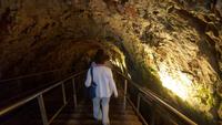 Hinab in die Castellana Grotten &ndash; &copy; Maxi Goldbach (Eberhardt TRAVEL)