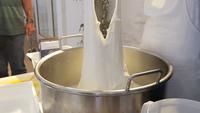 Mozzarellaherstellung &ndash; &copy; Maxi Goldbach (Eberhardt TRAVEL)