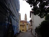 Meran, Blick durch eine Gasse zur Stadtpfarrkirche St. Nikolaus &ndash; &copy; Karl-Heinz Meinig (Eberhardt TRAVEL)