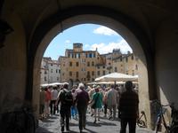 Lucca (Piazza Anfiteatro) &ndash; &copy; Katrin Deutschbein (Eberhardt TRAVEL)