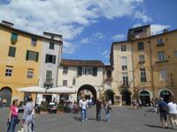 Lucca (Piazza Anfiteatro) &ndash; &copy; Katrin Deutschbein (Eberhardt TRAVEL)