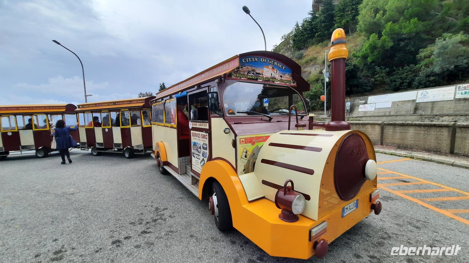 Rundreise Süd-Italien - Fahrt mit der Bimmelbahn nach Gerace &ndash; &copy; Franziska Bergmann (Eberhardt TRAVEL)