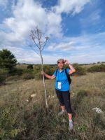 Ria mit Riesenfenchel &ndash; &copy; Ria Heilmann (Eberhardt TRAVEL)