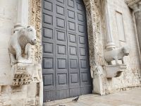 Bari, Eingang zur Basilica &ndash; &copy; Ria Heilmann (Eberhardt TRAVEL)
