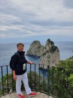 Insel Capri, Reisebegleitung Ria an den Faraglioni &ndash; &copy; Ria Heilmann (Eberhardt TRAVEL)