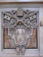 Wappen der Familie Barbarini  (Papst Urban VIII.) , die Bienen &ndash; &copy; Heike Heinen (Eberhardt TRAVEL)