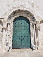 Apulien, Trani, Kathedrale San Nicola, Broncetür &ndash; &copy; Ria Heilmann (Eberhardt TRAVEL)