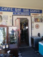 guter Ausgangspunkt der ersten Wanderung: Cafébar San Giorgio in Castelmola &ndash; &copy; Andrej Kulikov (Eberhardt TRAVEL)