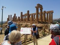 Einführung von Vincenzo vom Juno-Tempel (Hera-Tempel), der Zeus‘ Frau gewidmet ist.  &ndash; &copy; Andrej Kulikov (Eberhardt TRAVEL)