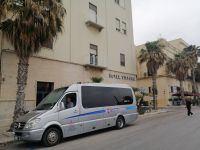 unser Busfahrer Juseppe wartet schon auf uns: gleich geht es nach Segesta! &ndash; &copy; Andrej Kulikov (Eberhardt TRAVEL)