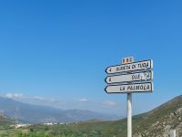 Typische zerschossene Straßenschilder auf Korsika &ndash; &copy; Sinah Witzig (Eberhardt TRAVEL)
