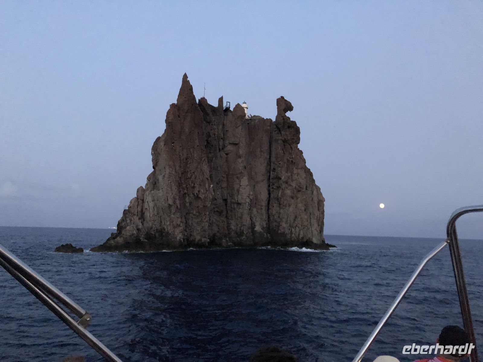 Leuchtturm vor Stromboli &ndash; &copy; Sabine C. Seifert (Eberhardt TRAVEL)