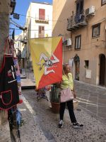 Flagge von Sizilien & lokale Reiseleiterin Silia &ndash; &copy; Sabine C. Seifert (Eberhardt TRAVEL)