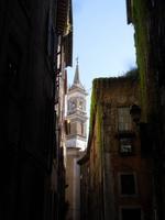 Spaziergang von der Engelsburg zur Piazza Navona (Seitengasse der Via dei Coronari - Kirchturm der deutschen Kirche) &ndash; &copy; Katrin Deutschbein (Eberhardt TRAVEL)