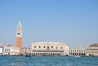 Blick auf Piazetta und Dogenpalast mit Seufzerbrücke von Wasser aus &ndash; &copy; Philipp Schmitz (Eberhardt TRAVEL)