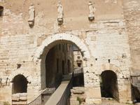 Hauptportal Spello  &ndash; &copy; Sandra Rößle (Eberhardt TRAVEL)