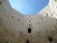 Castel del Monte Innenhof.JPG &ndash; &copy; Marieta Beck (Eberhardt TRAVEL)