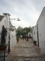 Alberobello - man beachte die Absenkung für Wasser.jpg &ndash; &copy; Marieta Beck (Eberhardt TRAVEL)