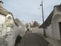 Alberobello - Trulli Straße.JPG &ndash; &copy; Marieta Beck (Eberhardt TRAVEL)