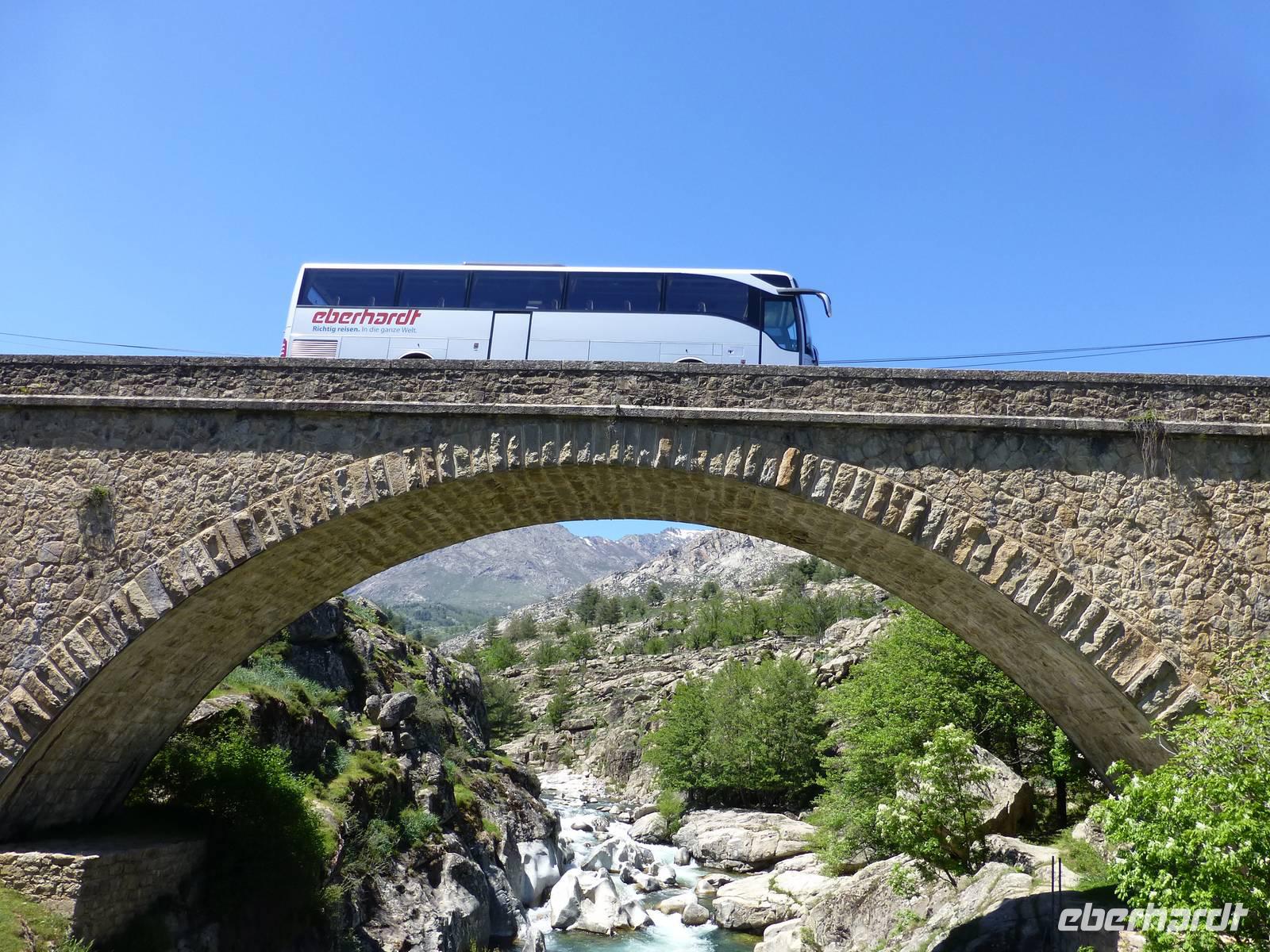 Niolo - Bus über Golobrücke &ndash; &copy; Claudia Bernhardt (Eberhardt TRAVEL)