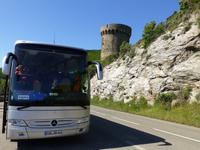 Cap Corse - Bus mit Losse Turm &ndash; &copy; Claudia Bernhardt (Eberhardt TRAVEL)