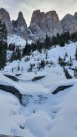 zugefrorener Bachlauf vor den Geisslerspitzen &ndash; &copy; Ria Heilmann (Eberhardt TRAVEL)