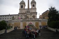 Gruppenfoto vor der Kirche Santa Trinità dei Monti (Spanische Treppe) &ndash; &copy; Katrin Deutschbein (Eberhardt TRAVEL)