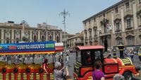 vor der Kathedrale von Catania -Tschu Tschu-Bahn &ndash; &copy; Sandra Rößle (Eberhardt TRAVEL)
