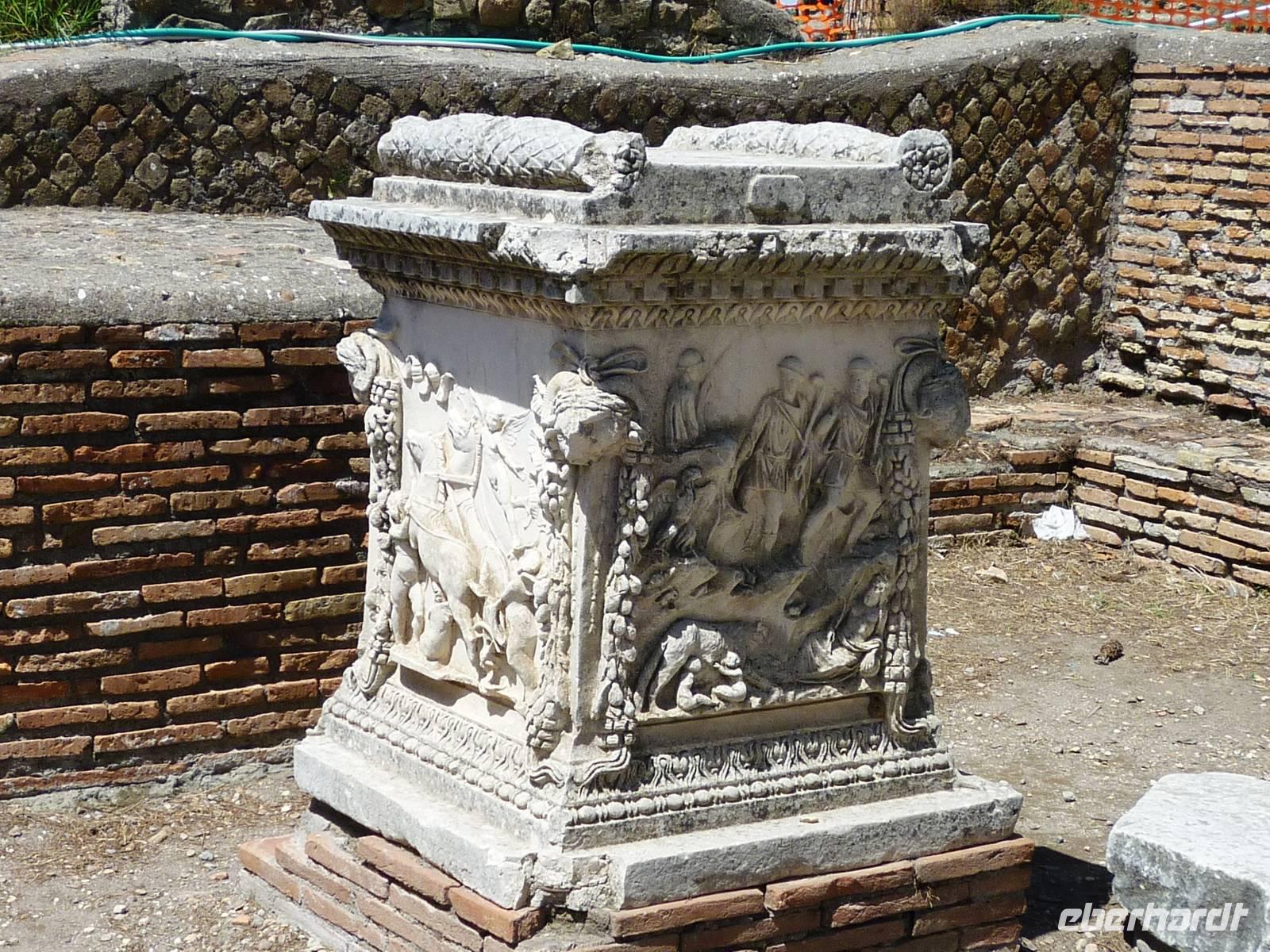 25.05.2013 Opfersäule Ostia &ndash; &copy; Jutta Petzold-Herrmann (Eberhardt TRAVEL)