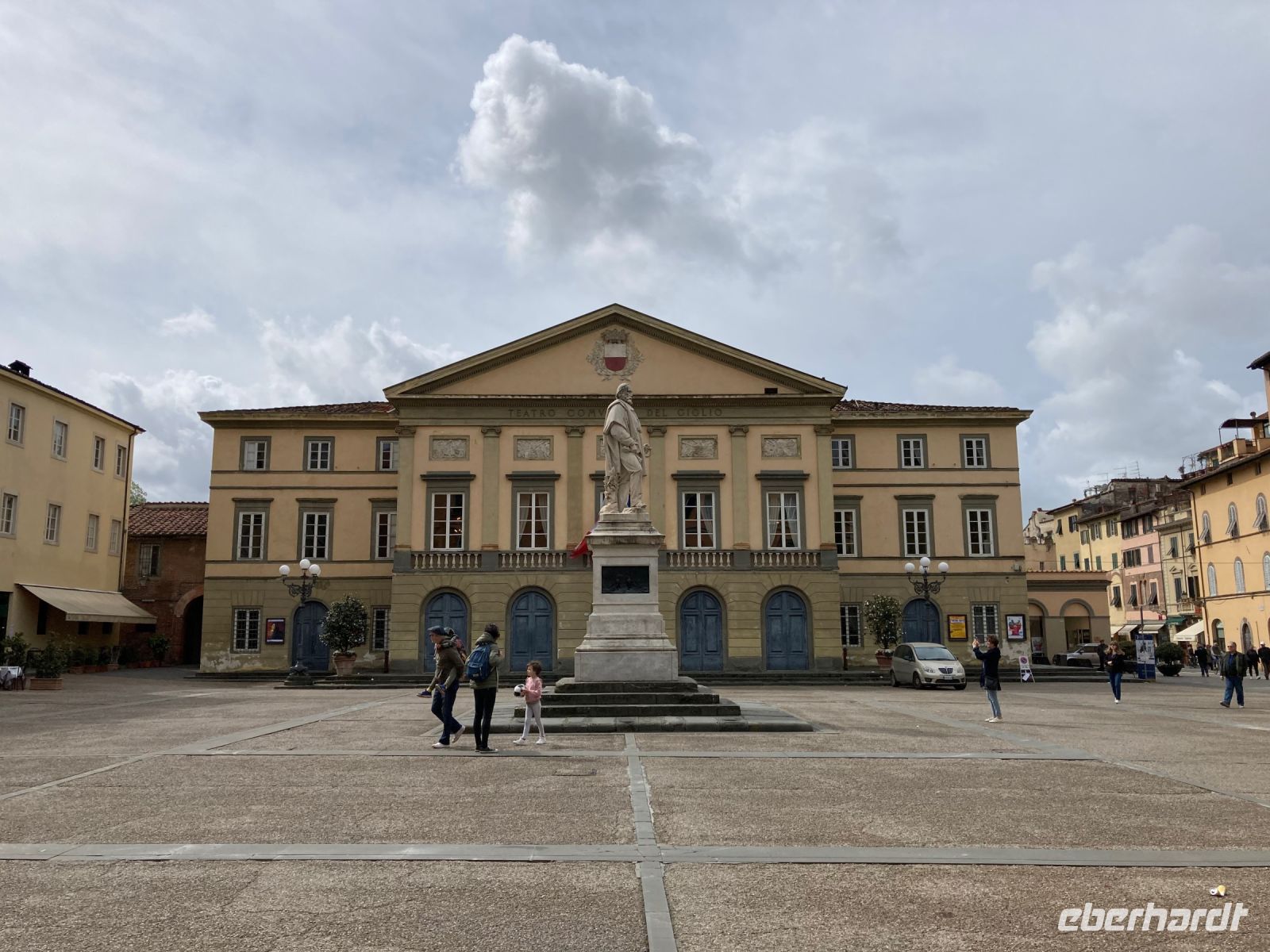 3. Reisetag – Stadtführung in Lucca – Piazza del Giglio mit Theater &ndash; &copy; Andreas Wolfsteller (Eberhardt TRAVEL)