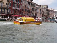 Ambulanz Boot in Venedig &ndash; &copy; Ingrid Langer (Eberhardt TRAVEL)