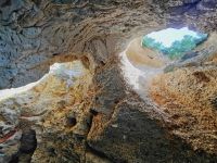 Die Zwei-Augen-Höhle, Apulische Küste &ndash; &copy; Simone Willner (Eberhardt TRAVEL)