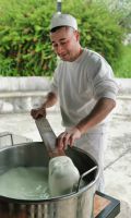 Nach dem Hinzufügen von heißem Wasser wird alles sämig