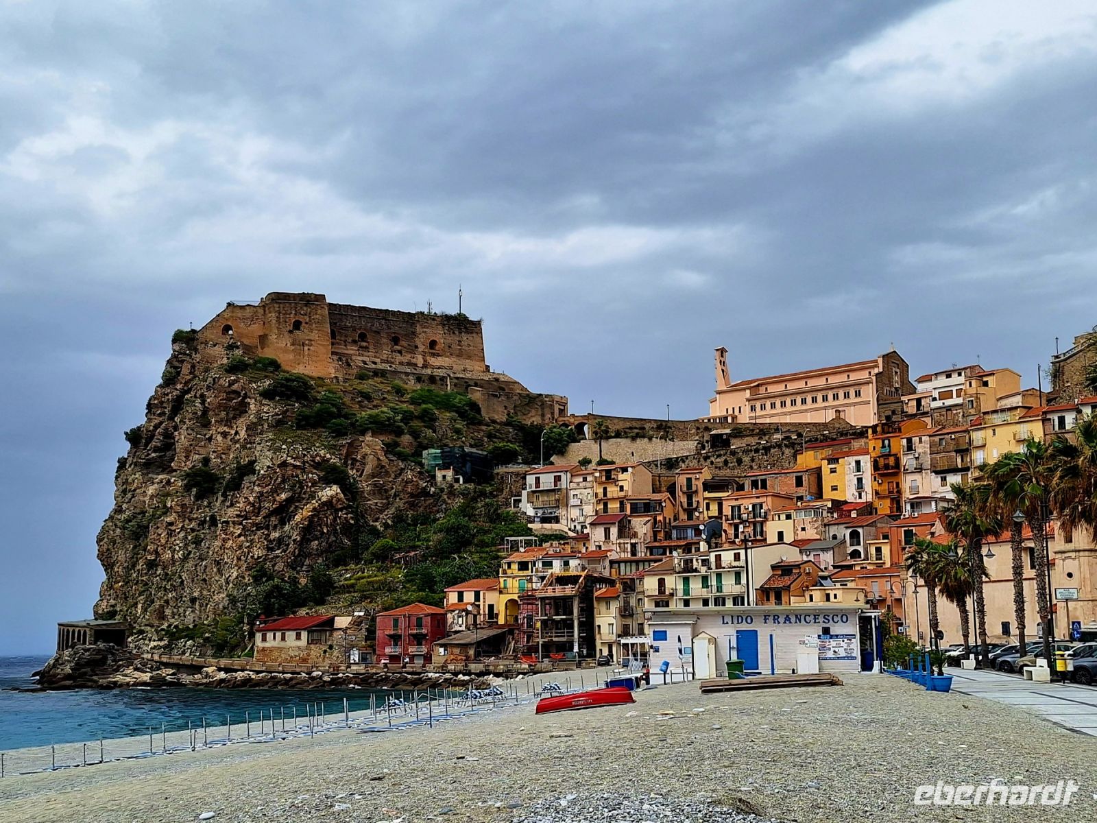 028 Kalabrien Scilla Kastell und Kirche &ndash; &copy; Heike Jack (Eberhardt TRAVEL)