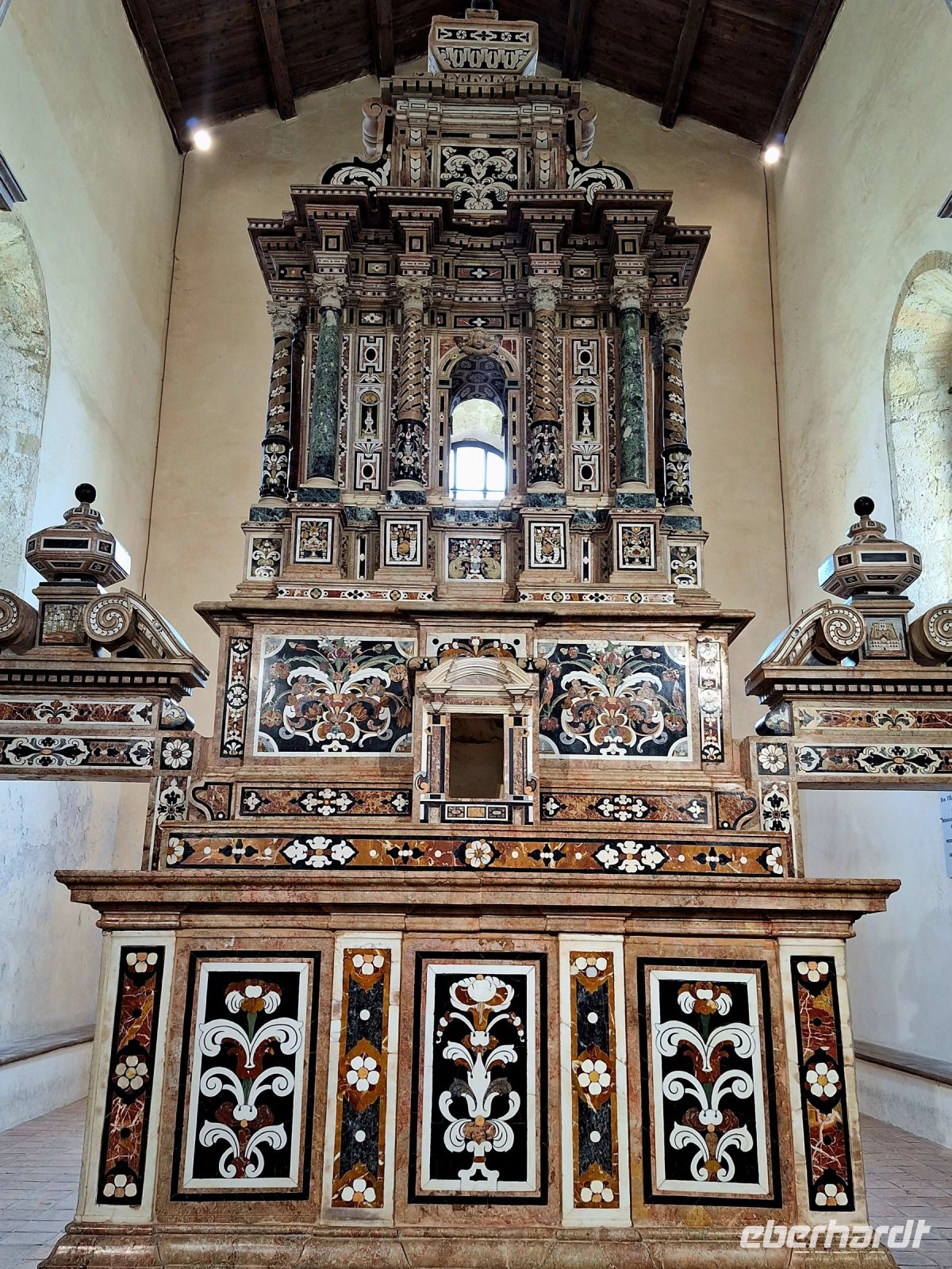 068 Kalabrien Gerace Altar mit Marmorintarsien &ndash; &copy; Heike Jack (Eberhardt TRAVEL)