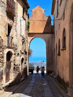 072 Kalabrien Gerace Porta del Sole &ndash; &copy; Heike Jack (Eberhardt TRAVEL)