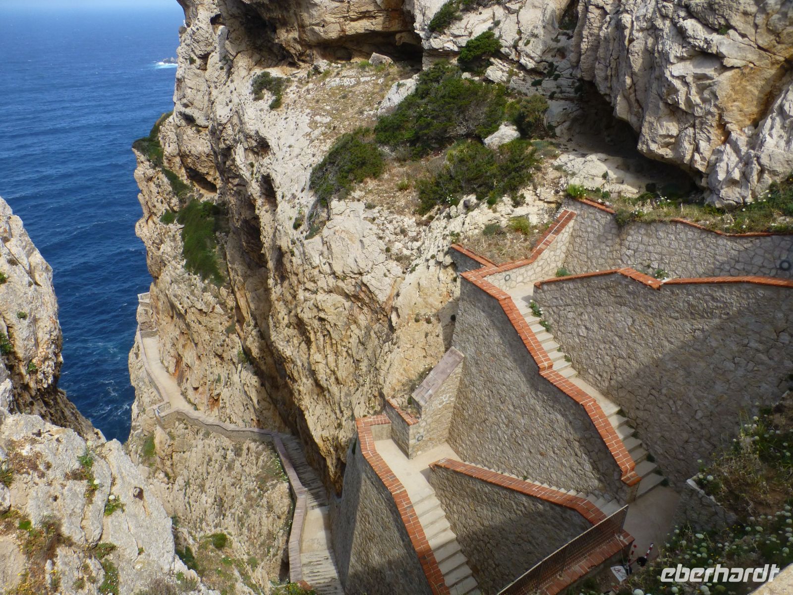 Über 600 Stufen führen auf dem Capo Caccia zur Neptungrotte. Heute leider geschlossen. – Wie schade.  &ndash; &copy; Vivian Kreft (Eberhardt TRAVEL)
