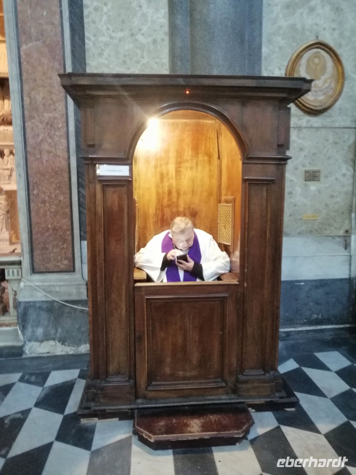 Pfarer bei der Arbeit, Dom von San Gennaro &ndash; &copy; Andrej Kulikov (Eberhardt TRAVEL)