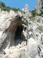 Felsenbogen und -grotte, Schiffsrundfahrt um Capri &ndash; &copy; Andrej Kulikov (Eberhardt TRAVEL)