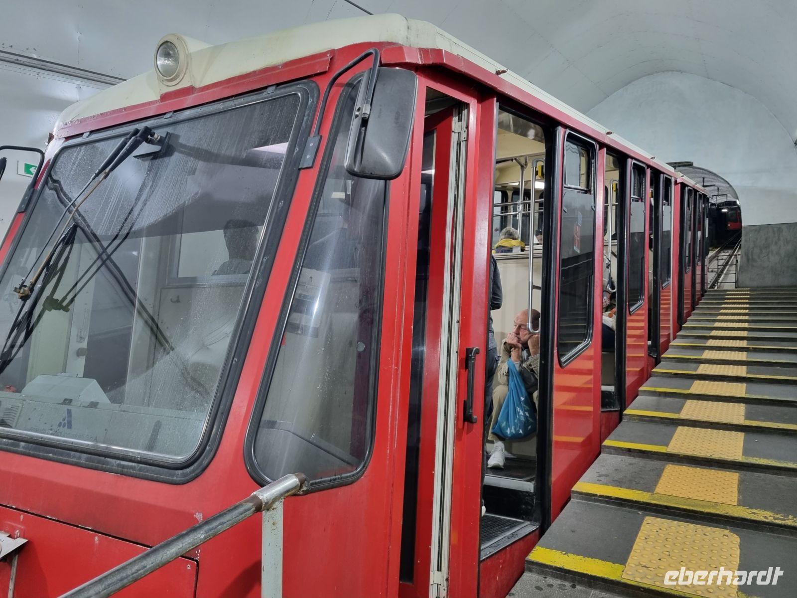 Funicolare (Standseilbahn) von Marina Grande nach Capri-Zentrum  &ndash; &copy; Katrin Deutschbein (Eberhardt TRAVEL)