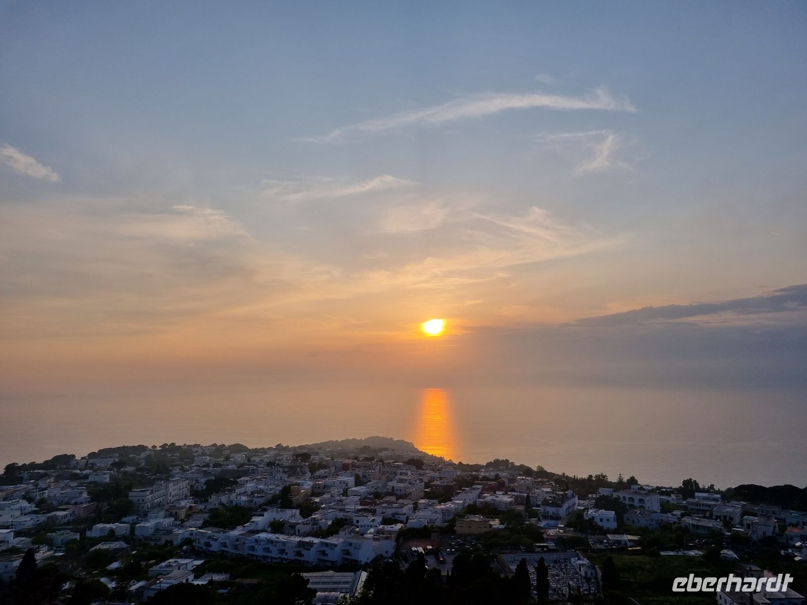 Wenn bei Capri die rote Sonne im Meer versinkt... &ndash; &copy; Katrin Deutschbein (Eberhardt TRAVEL)
