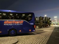 Eberhardt-Busse in blau  – und auch in braun! &ndash; &copy; Gerold Achim Adamietz (Eberhardt TRAVEL)