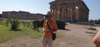 Angelo in Paestum vor dem Poseidon Tempel &ndash; &copy; Ria Heilmann (Eberhardt TRAVEL)