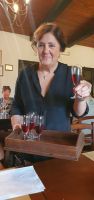 Signora Assunta kredenzt ihren Süsswein zum Nachtisch &ndash; &copy; Ria Heilmann (Eberhardt TRAVEL)