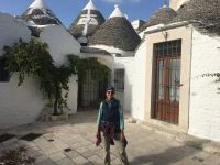 IMG 0241, Claudia umgeben von Trulli &ndash; &copy; Claudia Hartwich (Eberhardt TRAVEL)