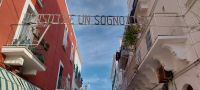 Gasse in Polignano a Mare mit Text von Lied Volare @Anette Rietz &ndash; &copy; Anette Rietz (Eberhardt TRAVEL)