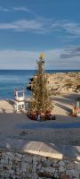 Tannenbaum Weihnachen Strand Monopoli hochkant @Anette Rietz &ndash; &copy; Anette Rietz (Eberhardt TRAVEL)