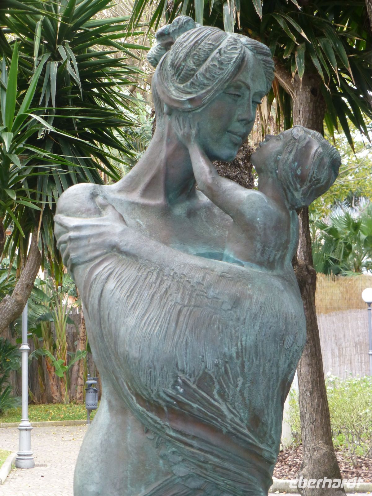 Mutter und Kind oder die moderne Interpretation von Maria mit dem Kind? &ndash; &copy; Vivian Kreft (Eberhardt TRAVEL)