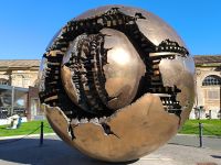 Rom Vatikanische Museen Goldene Kugel von Arnaldo Pomodoro &ndash; &copy; Heike Jack (Eberhardt TRAVEL)